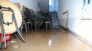 Obrovac: Poplava se polako povlači, stanovnici spašavaju stvari iz domova