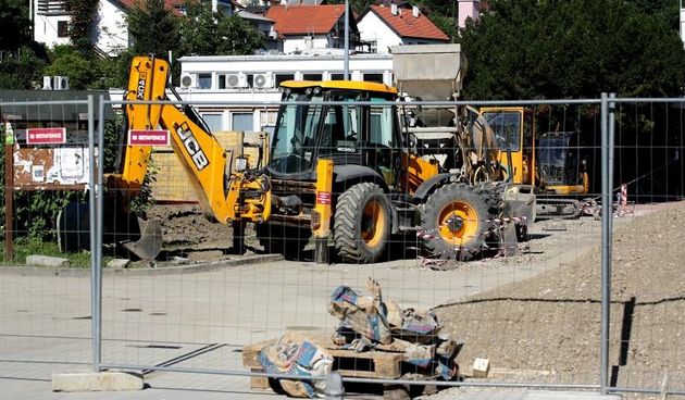 Zbog gradjevinskih radova na rekonstrukciji okolisa tesko pokretni pacijenti imaju problema s ulaskom u Dom zdravlja Vrapce. Photo: Zarko Basic/PIXSELL Autor  Zarko Basic/PIXSELL Ključne riječi  gradiliste, bager, uredjenje, rekonstrukcija, gradjevinski