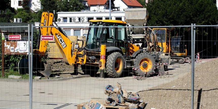 Zbog gradjevinskih radova na rekonstrukciji okolisa tesko pokretni pacijenti imaju problema s ulaskom u Dom zdravlja Vrapce. Photo: Zarko Basic/PIXSELL Autor Zarko Basic/PIXSELL Ključne riječi gradiliste, bager, uredjenje, rekonstrukcija, gradjevinski Zbog gradjevinskih radova na rekonstrukciji okolisa tesko pokretni pacijenti imaju problema s ulaskom u Dom zdravlja Vrapce. Photo: Zarko Basic/PIXSELL Autor Zarko Basic/PIXSELL Ključne riječi gradiliste, bager, uredjenje, rekonstrukcija, gradjevinski