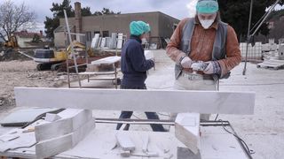 Mladi europski kipari stigli u Imotski, punom parom rade spomenik kultnom Mercedesu Mladi europski kipari stigli u Imotski, punom parom rade spomenik kultnom Mercedesu