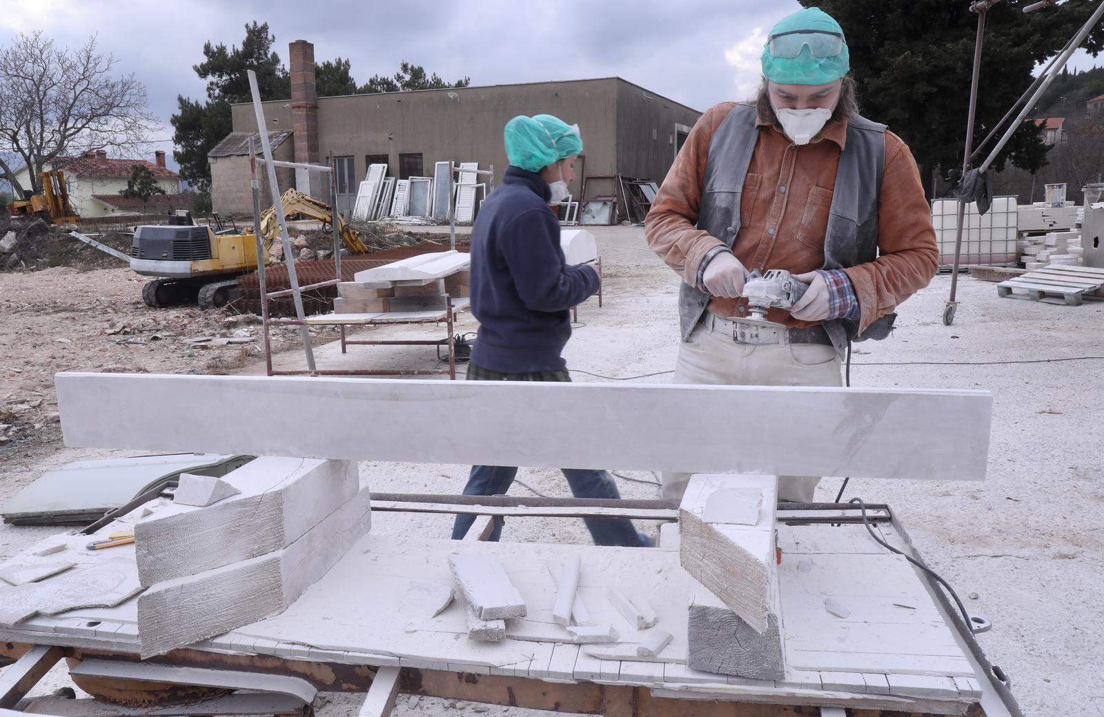 Mladi europski kipari stigli u Imotski, punom parom rade spomenik kultnom Mercedesu Mladi europski kipari stigli u Imotski, punom parom rade spomenik kultnom Mercedesu