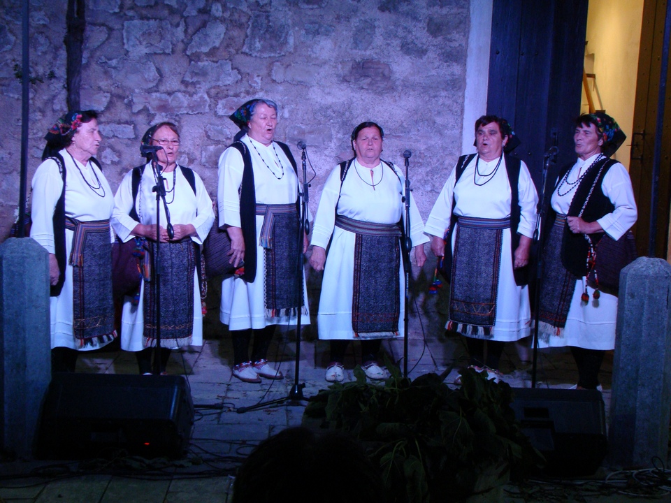 U subotu, 16. srpnja, na Kaštelu Benković u Benkovcu, u sklopu Benkovačkog kulturnog ljeta održan je “9. Etno festival – Benkovac 2016.” U subotu, 16. srpnja, na Kaštelu Benković u Benkovcu, u sklopu Benkovačkog kulturnog ljeta održan je “9. Etno festival – Benkovac 2016.”