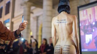 Performerica Milo Moire gola predvodila okupljenu publiku do nove zgrade