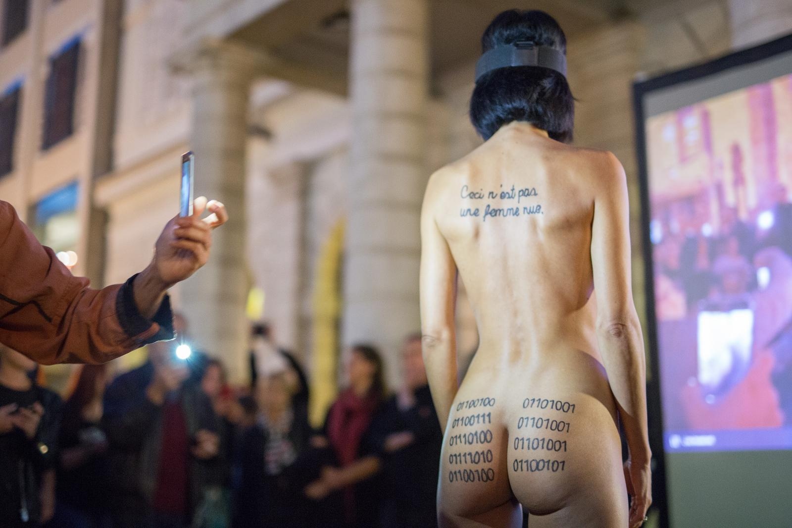 Performerica Milo Moire gola predvodila okupljenu publiku do nove zgrade