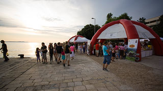 “Kupujmo hrvatsko” i “Vrijedne ruke” (foto:Saša Čuka) “Kupujmo hrvatsko” i “Vrijedne ruke” (foto:Saša Čuka)