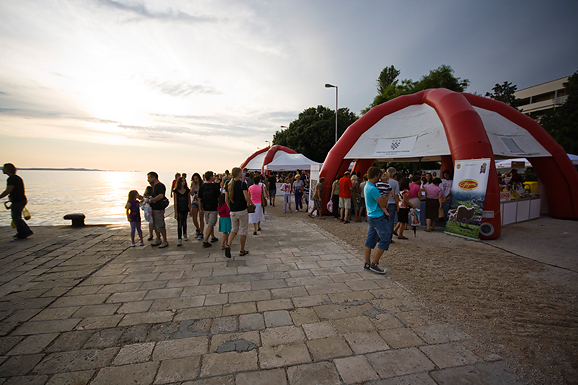 “Kupujmo hrvatsko” i “Vrijedne ruke” (foto:Saša Čuka) “Kupujmo hrvatsko” i “Vrijedne ruke” (foto:Saša Čuka)
