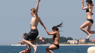 Zadar, 120512.
Mladi turisti iz Francuske nakon razgledavanja grada osvjezili su se u moru kupanjem na zadarskim orguljama.
Foto: Andrija Lucic / CROPIX Zadar, 120512.
Mladi turisti iz Francuske nakon razgledavanja grada osvjezili su se u moru kupanjem na zadarskim orguljama.
Foto: Andrija Lucic / CROPIX