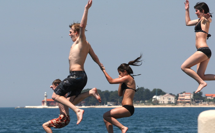 Zadar, 120512.
Mladi turisti iz Francuske nakon razgledavanja grada osvjezili su se u moru kupanjem na zadarskim orguljama.
Foto: Andrija Lucic / CROPIX Zadar, 120512.
Mladi turisti iz Francuske nakon razgledavanja grada osvjezili su se u moru kupanjem na zadarskim orguljama.
Foto: Andrija Lucic / CROPIX