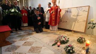 Zadar, 241112.
Obiljezavanje Dana grada Zadra i dolazak generala Ante Gotovine pocasnog gradjanina grada Zadra. General Gotovina na svetoj misi u katedrali Sv. Stosije.
Na fotografiji: general Gotovina polaze vijenac na grob pokojnog zadarskog nadbiskup Zadar, 241112.
Obiljezavanje Dana grada Zadra i dolazak generala Ante Gotovine pocasnog gradjanina grada Zadra. General Gotovina na svetoj misi u katedrali Sv. Stosije.
Na fotografiji: general Gotovina polaze vijenac na grob pokojnog zadarskog nadbiskup
