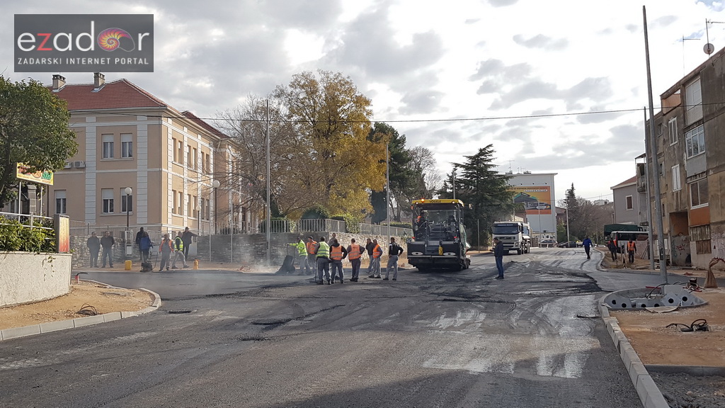 Na rekonstruirano križanje u Vruljici postavlja se završni sloj asfalta Na rekonstruirano križanje u Vruljici postavlja se završni sloj asfalta