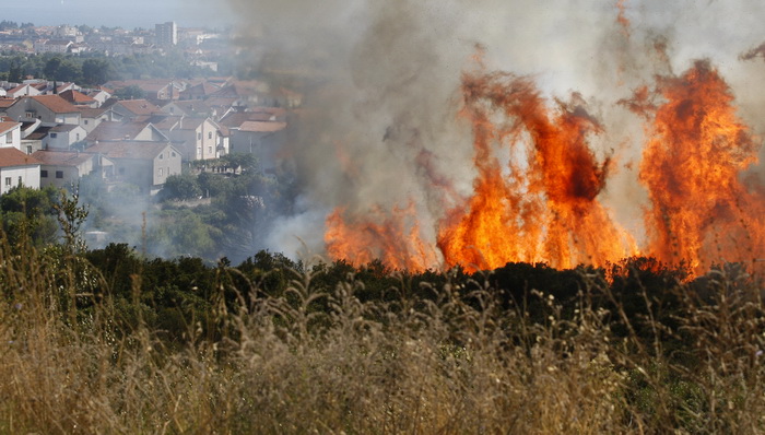 Zadar, 270810
Veliki pozar izbio je danas popodne u Zadru na podrucju izmedju kvarta Bili brig i put Bokanjca. Vatrogasci su i dalje na terenu te se bore sa vatrom da ne dodje do obliznjih kuca.
Foto: Jure Miskovic / CROPIX