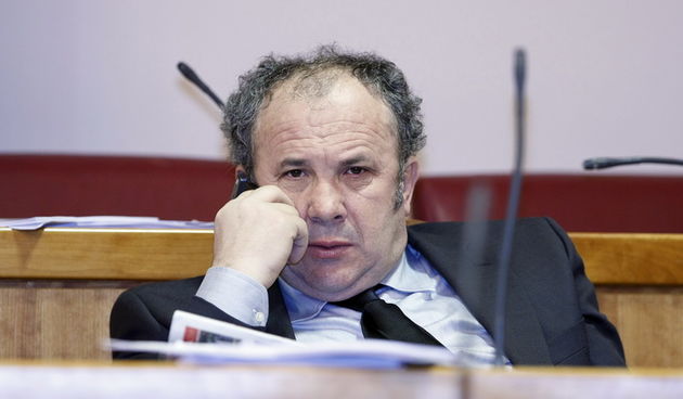Zagreb, 231211.
Hrvatski Sabor u nastavku izvanredne sjednice glasuje o povjerenju novoj Vladi Zorana Milanovica. 
Na slici: Zeljko Kerum.
Foto: Goran Mehkek / CROPIX