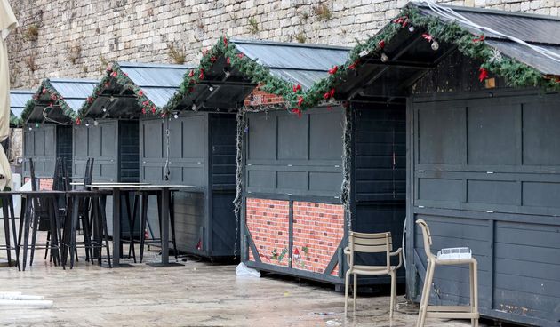 Uklanjaju se adventske kućice, adventska kućica