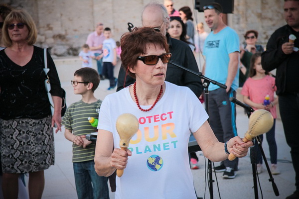 Glazbeno scenski nastup “Iskra ljubavi za mir” i grupna meditacija na Forumu