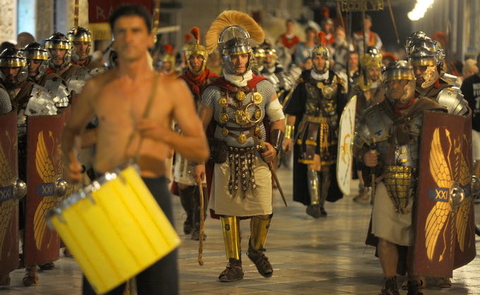 Split, 200812.
Tradicionalni “Dani Dioklecijana” koji se u Splitu uprilicuju zadnjih godina dozivljavaju svoju ekspanziju svake godine pa se tako i na vecerasnjoj manifestaciji zatvaranja natiskao prepun Peristil gdje se car Dioklecijan oprostio od svojih Split, 200812.
Tradicionalni “Dani Dioklecijana” koji se u Splitu uprilicuju zadnjih godina dozivljavaju svoju ekspanziju svake godine pa se tako i na vecerasnjoj manifestaciji zatvaranja natiskao prepun Peristil gdje se car Dioklecijan oprostio od svojih