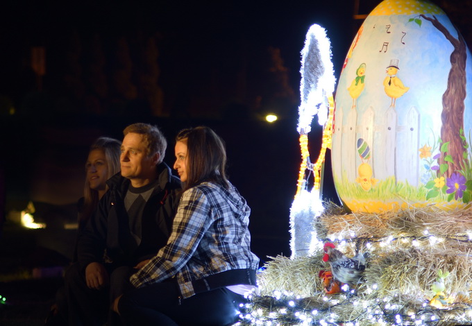 Cazma, 060412.
Obitelj Salaj iz Grabovnice kraj Cazme po prvi je put po uzoru na bozicni ugodjaj priredila i “Uskrsnu pricu”. Za tu su priliku imanje ukrasili s 2700 pisanica, zeceva, pilica i pijetlova koji svijetle po noci i ostavljaju posjetioce bez da