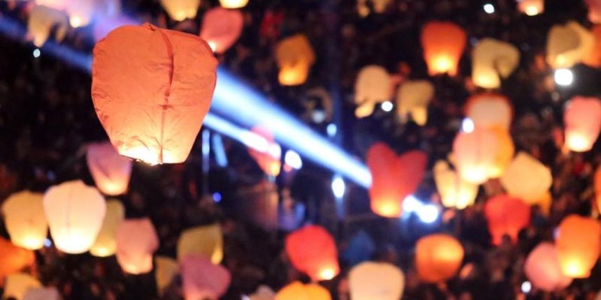 Na tržnici Dolac održan je peti performans Kapulica & Lampioni. Foto: PIXSELL Na tržnici Dolac održan je peti performans Kapulica & Lampioni. Foto: PIXSELL