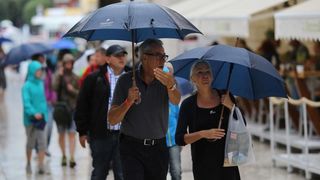 Kisni dan u centru grada nije omeo turiste u setnji i razgledavanju. Photo: Filip Brala/PIXSELL Kisni dan u centru grada nije omeo turiste u setnji i razgledavanju. Photo: Filip Brala/PIXSELL