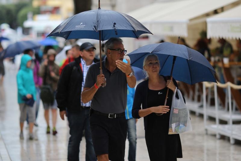 Kisni dan u centru grada nije omeo turiste u setnji i razgledavanju. Photo: Filip Brala/PIXSELL Kisni dan u centru grada nije omeo turiste u setnji i razgledavanju. Photo: Filip Brala/PIXSELL