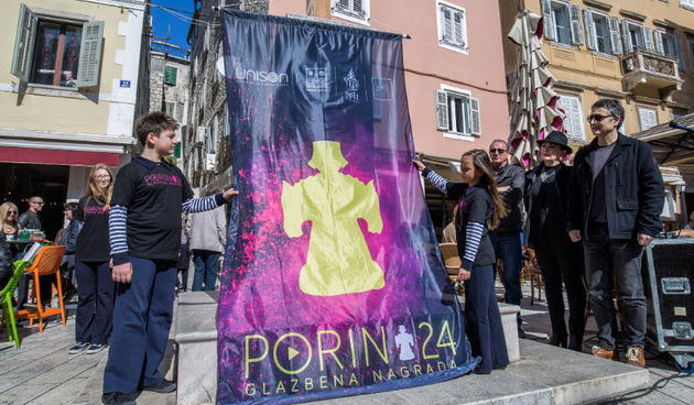 Podizanjem zastave na splitskoj Pjaci službeno je započeo Tjedan Porina