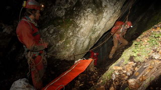 Gracac, 170711.
Speleologu koji je s kolegom u nedjelju istrazivao jamu Kita Gacesina kod Gracaca je pozlilo te je pao u, kako se doznaje, dijabeticku komu koja ga je uhvatila u snu. Ostao je lezati na 362 metra dubine. Rijec je o muskarcu (37) iz Samobor Gracac, 170711.
Speleologu koji je s kolegom u nedjelju istrazivao jamu Kita Gacesina kod Gracaca je pozlilo te je pao u, kako se doznaje, dijabeticku komu koja ga je uhvatila u snu. Ostao je lezati na 362 metra dubine. Rijec je o muskarcu (37) iz Samobor