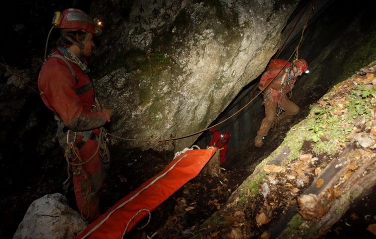 Gracac, 170711.
Speleologu koji je s kolegom u nedjelju istrazivao jamu Kita Gacesina kod Gracaca je pozlilo te je pao u, kako se doznaje, dijabeticku komu koja ga je uhvatila u snu. Ostao je lezati na 362 metra dubine. Rijec je o muskarcu (37) iz Samobor Gracac, 170711.
Speleologu koji je s kolegom u nedjelju istrazivao jamu Kita Gacesina kod Gracaca je pozlilo te je pao u, kako se doznaje, dijabeticku komu koja ga je uhvatila u snu. Ostao je lezati na 362 metra dubine. Rijec je o muskarcu (37) iz Samobor