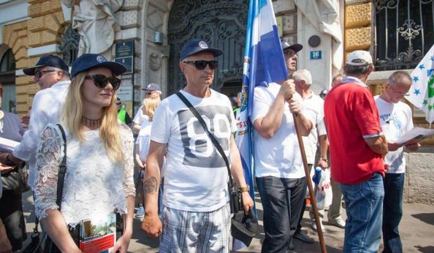 Mirni prosvjed zaposlenika Jadrolinije, predstavnika Sindikata pomoraca Hrvatske i Nezavisnog sindikata pomoraca putnickih brodova Hrvatske odrzan je u utorak ispred upravne zgrade Jadrolinije u Rijeci. Sindikalisti su istaknuli da je rijec o prosvjedu u