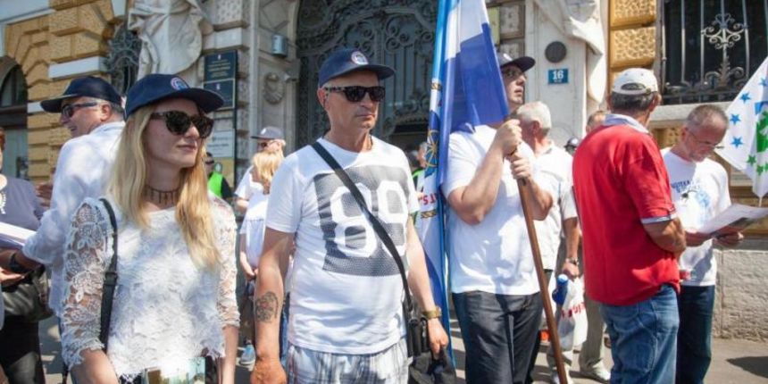 Mirni prosvjed zaposlenika Jadrolinije, predstavnika Sindikata pomoraca Hrvatske i Nezavisnog sindikata pomoraca putnickih brodova Hrvatske odrzan je u utorak ispred upravne zgrade Jadrolinije u Rijeci. Sindikalisti su istaknuli da je rijec o prosvjedu u