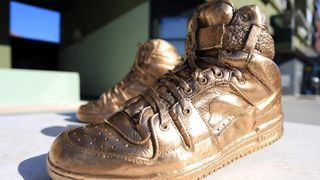 Brončane tenisice Dražena Petrovića postavljene na istoimeni šibenski trg, Foto: Duško Jaramaz/PIXSELL