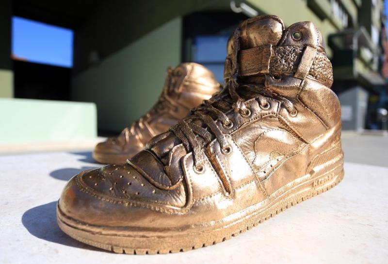 Brončane tenisice Dražena Petrovića postavljene na istoimeni šibenski trg, Foto: Duško Jaramaz/PIXSELL