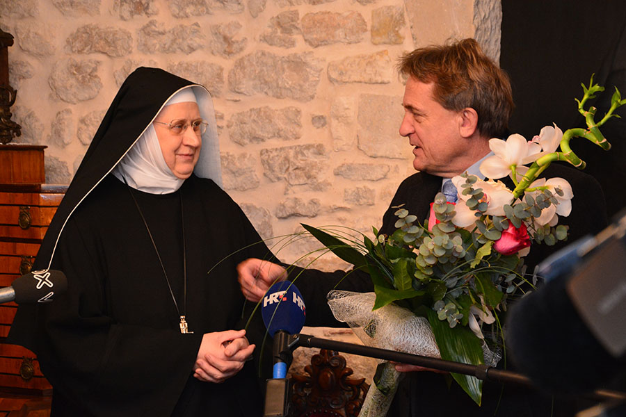 Gradonačelnik Kalmeta posjetio benediktinke; foto Iva Perinčić Gradonačelnik Kalmeta posjetio benediktinke; foto Iva Perinčić