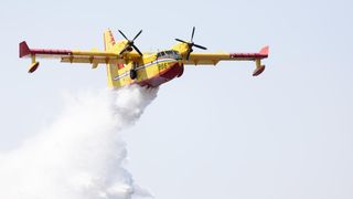 Vatrogasci i kanaderi lokalizirali požar u blizini gradskog deponija Vatrogasci i kanaderi lokalizirali požar u blizini gradskog deponija