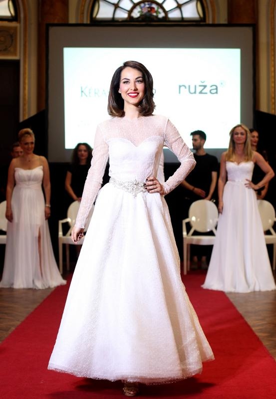 U vjenčanicama koje je dizajnirala Matija Vujica kozmetičku liniju su predstavile Renata Sopek. Natali Dizdar, Tatjana Jurić, Vanna i Lana Jurčević U vjenčanicama koje je dizajnirala Matija Vujica kozmetičku liniju su predstavile Renata Sopek. Natali Dizdar, Tatjana Jurić, Vanna i Lana Jurčević