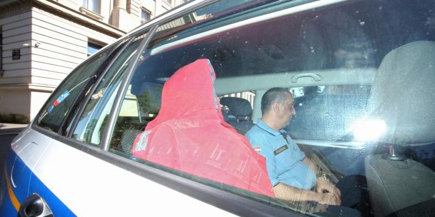 Zbog zloupotrebe polozaja i trgovanje utjecajem uhiceno je troje ljudi te su odvedeni u USKOK na ispitivanje. Photo: Sanjin Strukic/PIXSELL Autor Sanjin Strukic/PIXSELL Ključne riječi uhicenje, Agram, Uskok, akcija Zbog zloupotrebe polozaja i trgovanje utjecajem uhiceno je troje ljudi te su odvedeni u USKOK na ispitivanje. Photo: Sanjin Strukic/PIXSELL Autor Sanjin Strukic/PIXSELL Ključne riječi uhicenje, Agram, Uskok, akcija