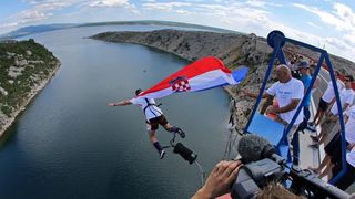 30.06.2013., Zadar – Povodom ulaska Republike Hrvatske u Europsku uniju mladic i djevojka skocili su s Maslenickog mosta sa zastavom Europske unije, dok je mladi Britanac skocio sa hrvatskom zastavom. Photo: Filip Brala/PIXSELL Autor  Filip Brala/PIXSEL