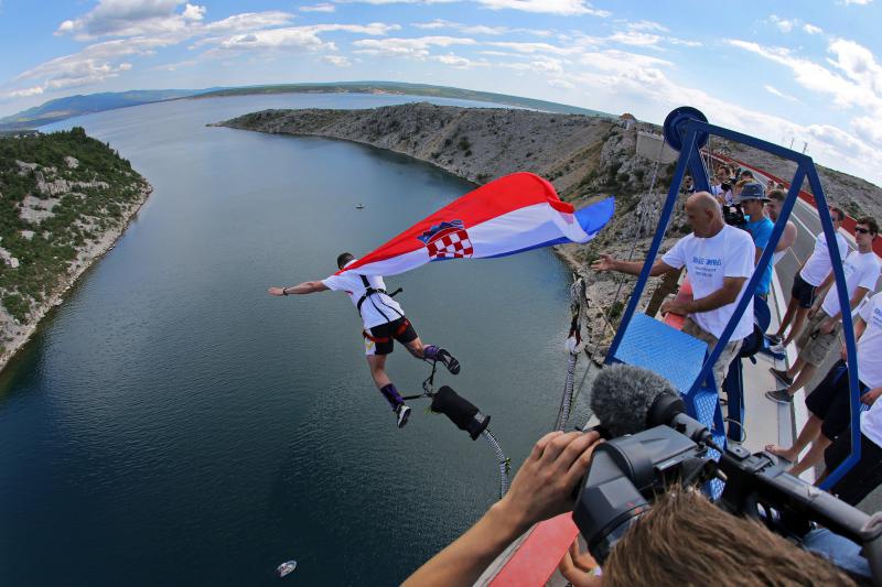 30.06.2013., Zadar – Povodom ulaska Republike Hrvatske u Europsku uniju mladic i djevojka skocili su s Maslenickog mosta sa zastavom Europske unije, dok je mladi Britanac skocio sa hrvatskom zastavom. Photo: Filip Brala/PIXSELL Autor  Filip Brala/PIXSEL