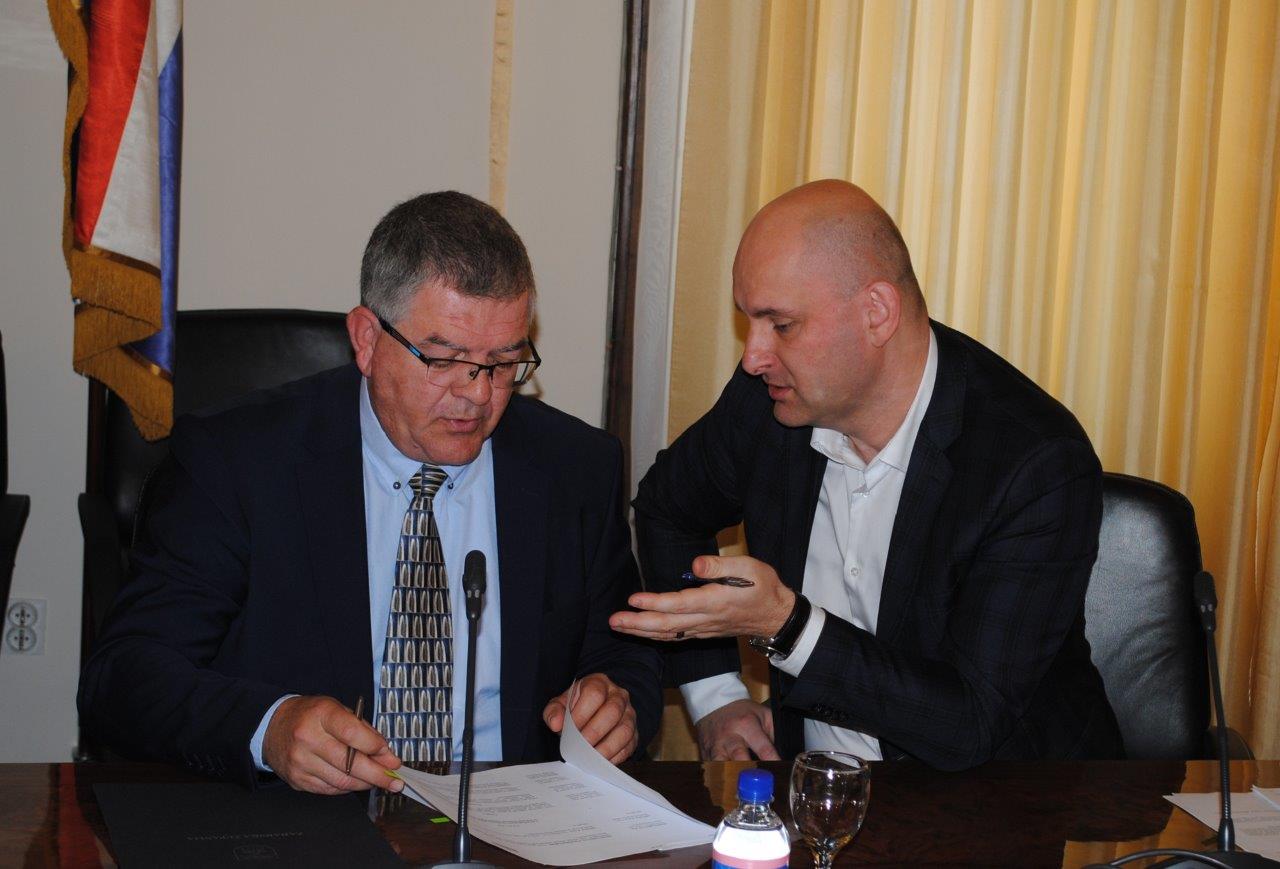 Ministar Tolušić potpisao ugovore za sanaciju šteta od poplave Ministar Tolušić potpisao ugovore za sanaciju šteta od poplave