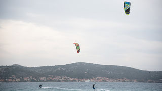 Južina nekima donosi glavobolju, surferima i kajterima je prava radost. Tako je bilo i jučer. Na biogradskoj plaži Dražica okupilo se dvadesetak ljubitelja vjetra, većina iz kiteboarding kluba Badevana-surf iz Zagreba. Iako su po meteorološkoj prognozi oč