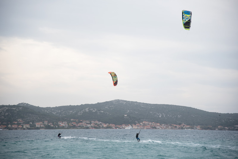Južina nekima donosi glavobolju, surferima i kajterima je prava radost. Tako je bilo i jučer. Na biogradskoj plaži Dražica okupilo se dvadesetak ljubitelja vjetra, većina iz kiteboarding kluba Badevana-surf iz Zagreba. Iako su po meteorološkoj prognozi oč