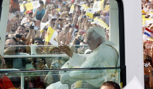 Zagreb, 050611. 
Hipodrom.
Posjet Pape Benedikta XVI. Hrvatskoj – Zagreb, 04. i 05. lipnja. Svecano euharisijsko slavlje povodom Nacionalnog dana obitelji.
Na slici: Papa Benedikt XVI. dolazi na euharistijsko slavlje. 
Foto: Goran Mehkek / CROPIX