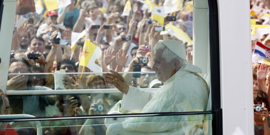Zagreb, 050611. 
Hipodrom.
Posjet Pape Benedikta XVI. Hrvatskoj – Zagreb, 04. i 05. lipnja. Svecano euharisijsko slavlje povodom Nacionalnog dana obitelji.
Na slici: Papa Benedikt XVI. dolazi na euharistijsko slavlje. 
Foto: Goran Mehkek / CROPIX