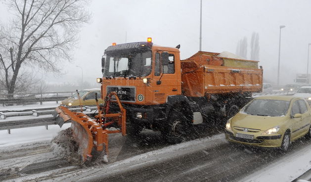 Zagreb, 100310.
Najavljivana snjezna mecava nocas je zahvatila Zagreb i stanovnicima jutros otezala odlazak na posao.
Na slici: ralica  na mostu Mladosti.
Foto: Damir Krajac / CROPIX