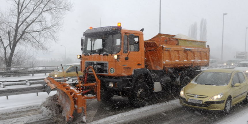 Zagreb, 100310.
Najavljivana snjezna mecava nocas je zahvatila Zagreb i stanovnicima jutros otezala odlazak na posao.
Na slici: ralica na mostu Mladosti.
Foto: Damir Krajac / CROPIX Zagreb, 100310.
Najavljivana snjezna mecava nocas je zahvatila Zagreb i stanovnicima jutros otezala odlazak na posao.
Na slici: ralica na mostu Mladosti.
Foto: Damir Krajac / CROPIX