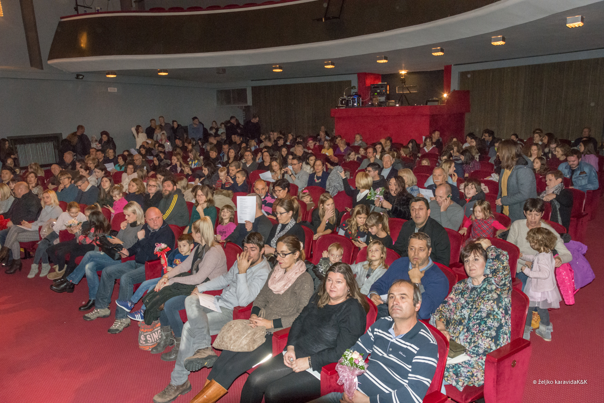 Božićna čestitka plesnog odjela Glazbene škole Blagoje Bersa