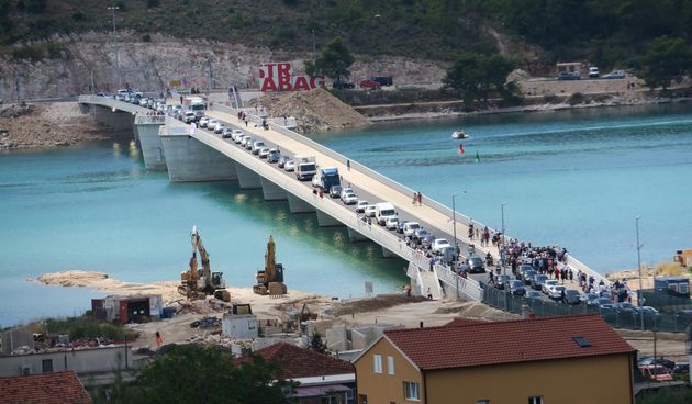 Nakon 50 godina pregovaranja, planiranja, problema s izvodjacima radova, odgodama i kasnjenjima, napokon je svecano otvoren i pusten u promet most koji povezuje Trogir i Ciovo.