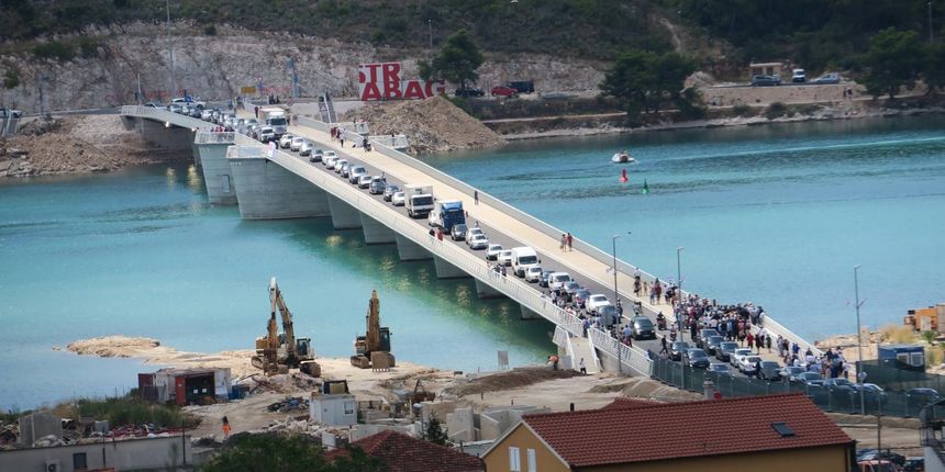 Nakon 50 godina pregovaranja, planiranja, problema s izvodjacima radova, odgodama i kasnjenjima, napokon je svecano otvoren i pusten u promet most koji povezuje Trogir i Ciovo. Nakon 50 godina pregovaranja, planiranja, problema s izvodjacima radova, odgodama i kasnjenjima, napokon je svecano otvoren i pusten u promet most koji povezuje Trogir i Ciovo.
