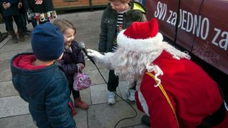 Božićnica na Novom: Radiolino, Djed božićnjak i ekipa Novog radija darivala sugrađane. Foto: Jurica Gašpar