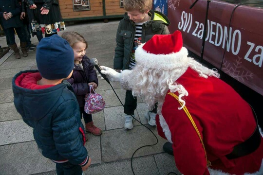 Božićnica na Novom: Radiolino, Djed božićnjak i ekipa Novog radija darivala sugrađane. Foto: Jurica Gašpar