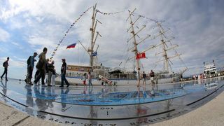 Pokraj Morskih orgulja i Pozdrava Suncu pristao je ruski skolski jedrenjak “Nadezhda”. Dug je 109 metara te ima tri jarbola. Photo: Filip Brala/PIXSELL