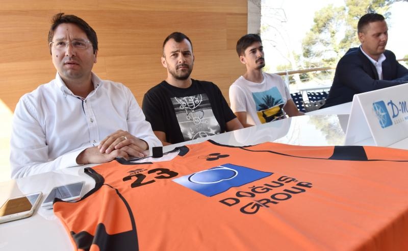 Gradski košarkaški klub Šibenik predstavio Ivu Ivanova i Domagoja Bašića kao pojačanja za naredu sezonu. Photo: Hrvoje Jelavić/PIXSELL Gradski košarkaški klub Šibenik predstavio Ivu Ivanova i Domagoja Bašića kao pojačanja za naredu sezonu. Photo: Hrvoje Jelavić/PIXSELL